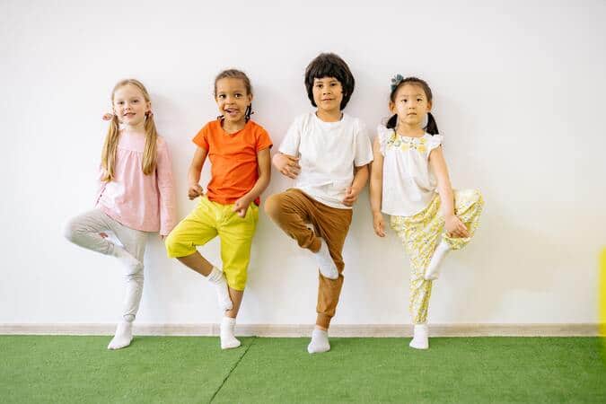 Niños realizando ejercicios neuromotores mímicos.