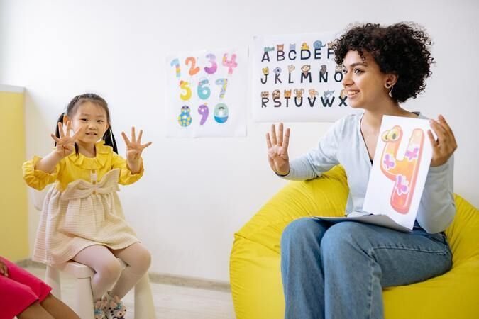 Una niña aprende con el método TPR.