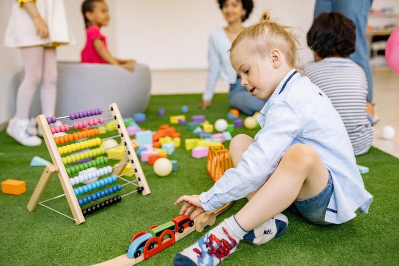 Un niño jugando en el jardín de infantes.