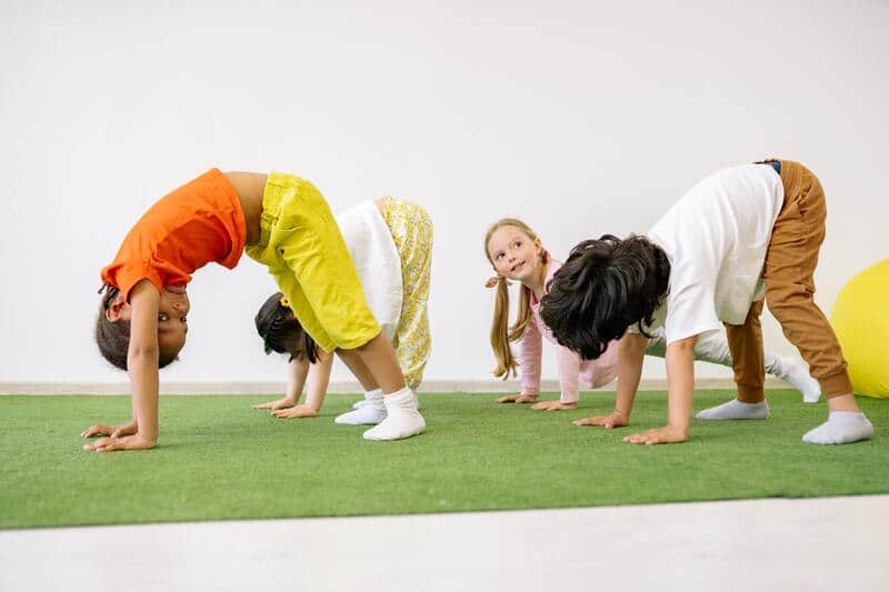 Niños bailando.