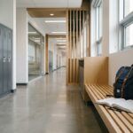Taquillas escolares metálicas cerradas con un libro apoyado en el lateral simbolizando un espacio educativo libre de distracciones digitales