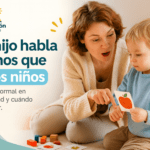 Niño que habla menos que otros niños jugando con tarjetas de imágenes con su madre