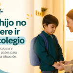 Mi hijo no quiere ir al colegio: madre tranquilizando a su hijo con mochila en la puerta de casa